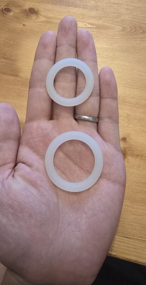 AiFox シリコンリングを手のひらに載せたサイズ感