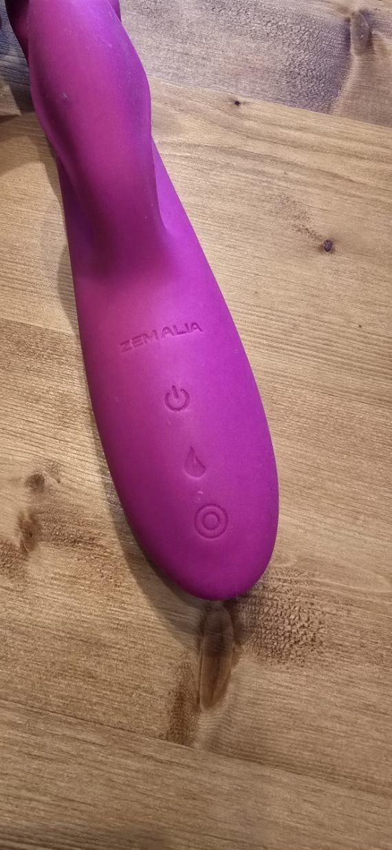 ZEMALIA Delia の電源・加温・振動ボタン
